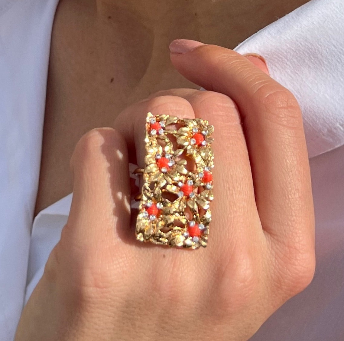 MANALI DESIGN-GERALDINE BREMER WEILL-BAGUE-AJUSTABLE-LAITON-PLAQUÉ OR-RÉSINE-STRASS-FLEUR-RECTANGULAIRE-OR-CRYSTAL-CORAIL-ORIANNE