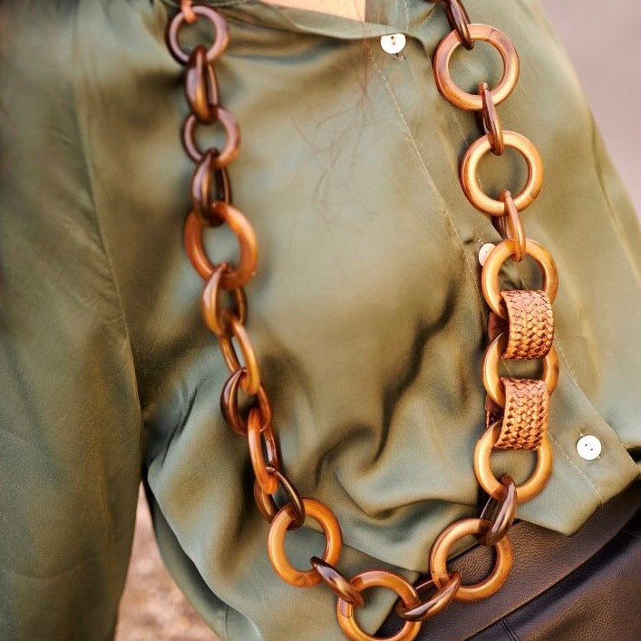 MANALI DESIGN-GERALDINE BREMER WEILL-SAUTOIR-CARAMEL-PAILLE-RÉSINE-CORDON COTON HUILÉ-MARCIA