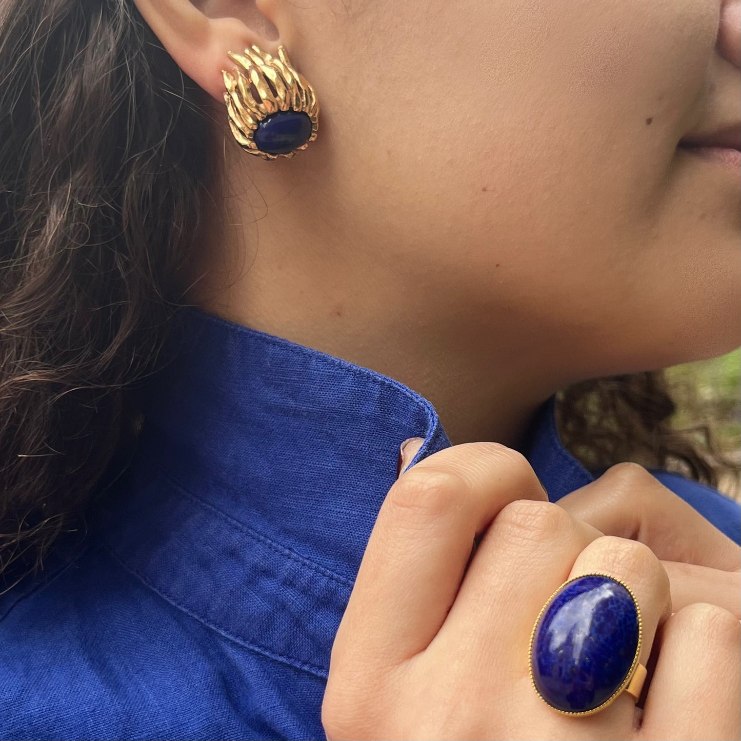 MANALI DESIGN-GERALDINE BREMER WEILL-BAGUE-AJUSTABLE-LAITON-PLAQUE OR-RESINE-BLEU ROI-FANTINE