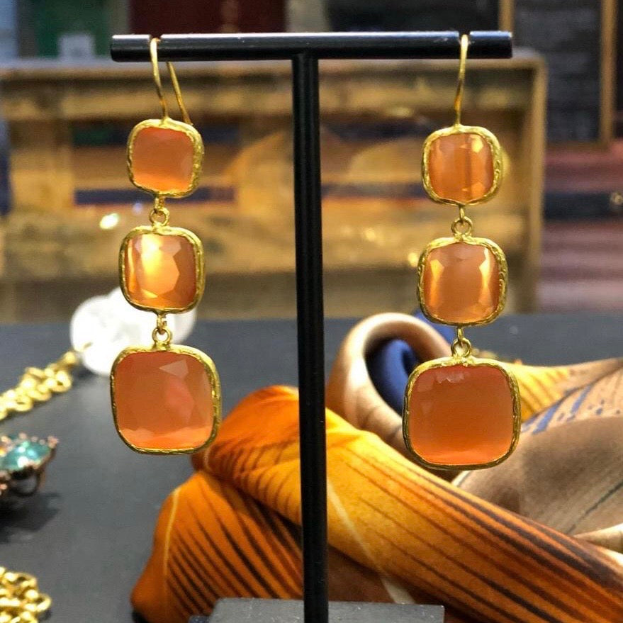MANALI DESIGN-GERALDINE BREMER WEILL-BOUCLE D’OREILLE-PERCÉES-PENDANTES-CARRÉ LONG-OEIL DE CHAT-ORANGE-PLAQUÉ OR FIN-LAITON-TIGE HYPOALLERGÉNIQUE-MARJORIE