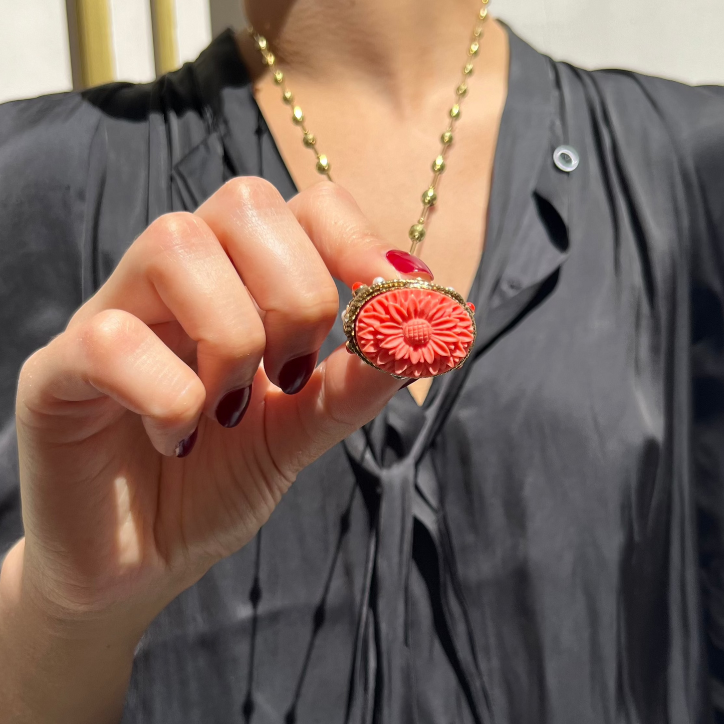 MANALI DESIGN-GERALDINE BREMER WEILL-COLLIER-SAUTOIRS-LAITON-RÉSINE-PLAQUÉ OR-CORAIL-VIOLENE