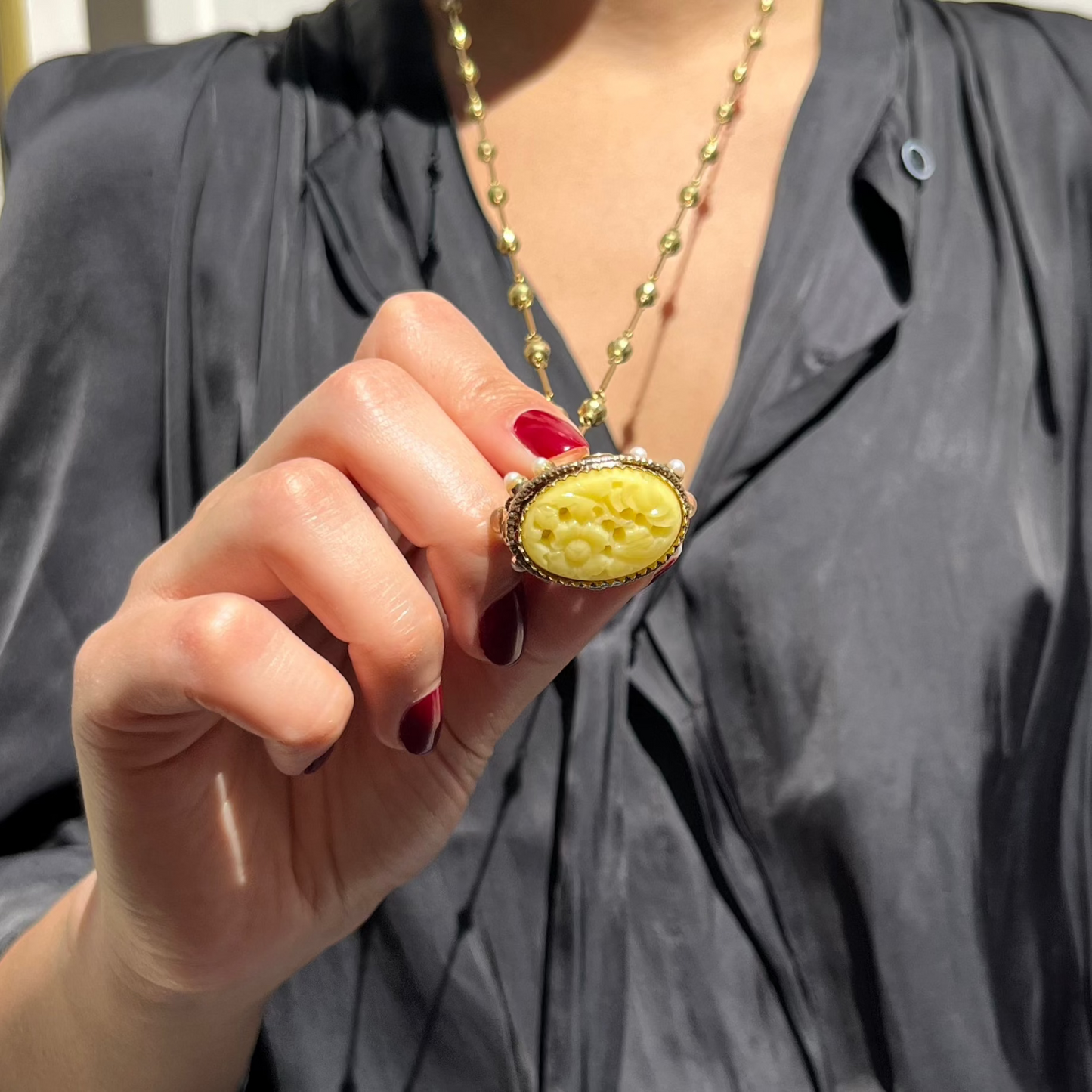 MANALI DESIGN-GERALDINE BREMER WEILL-COLLIER-SAUTOIRS-LAITON-RÉSINE-PLAQUÉ OR-JAUNE-VIOLENE
