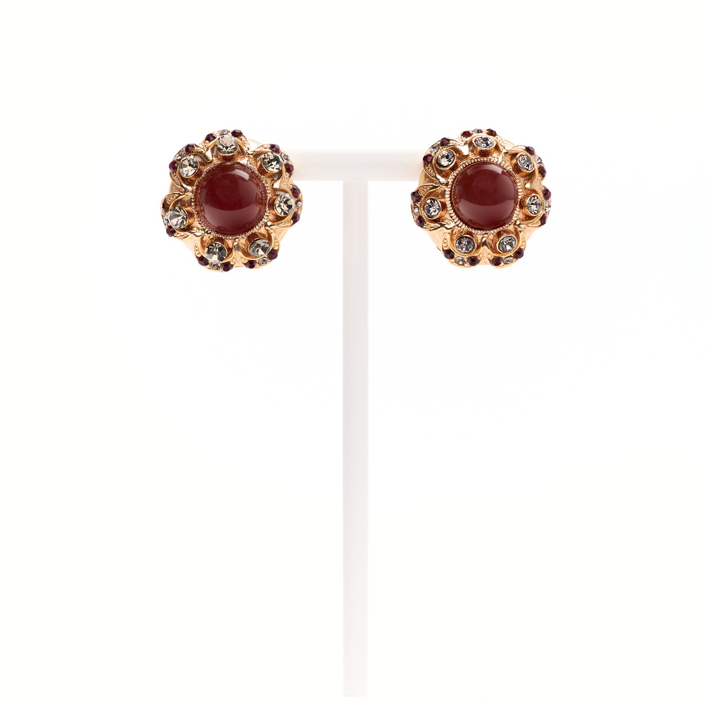 MANALI DESIGN-GÉRALDINE BREMER WEILL-BOUCLES D'OREILLE-CLIPS-LAITON PLAQUÉ OR-CUIVRE-5% OR-STRASS SWAROVSKI-RÉSINE-ROUGE-BISRINA