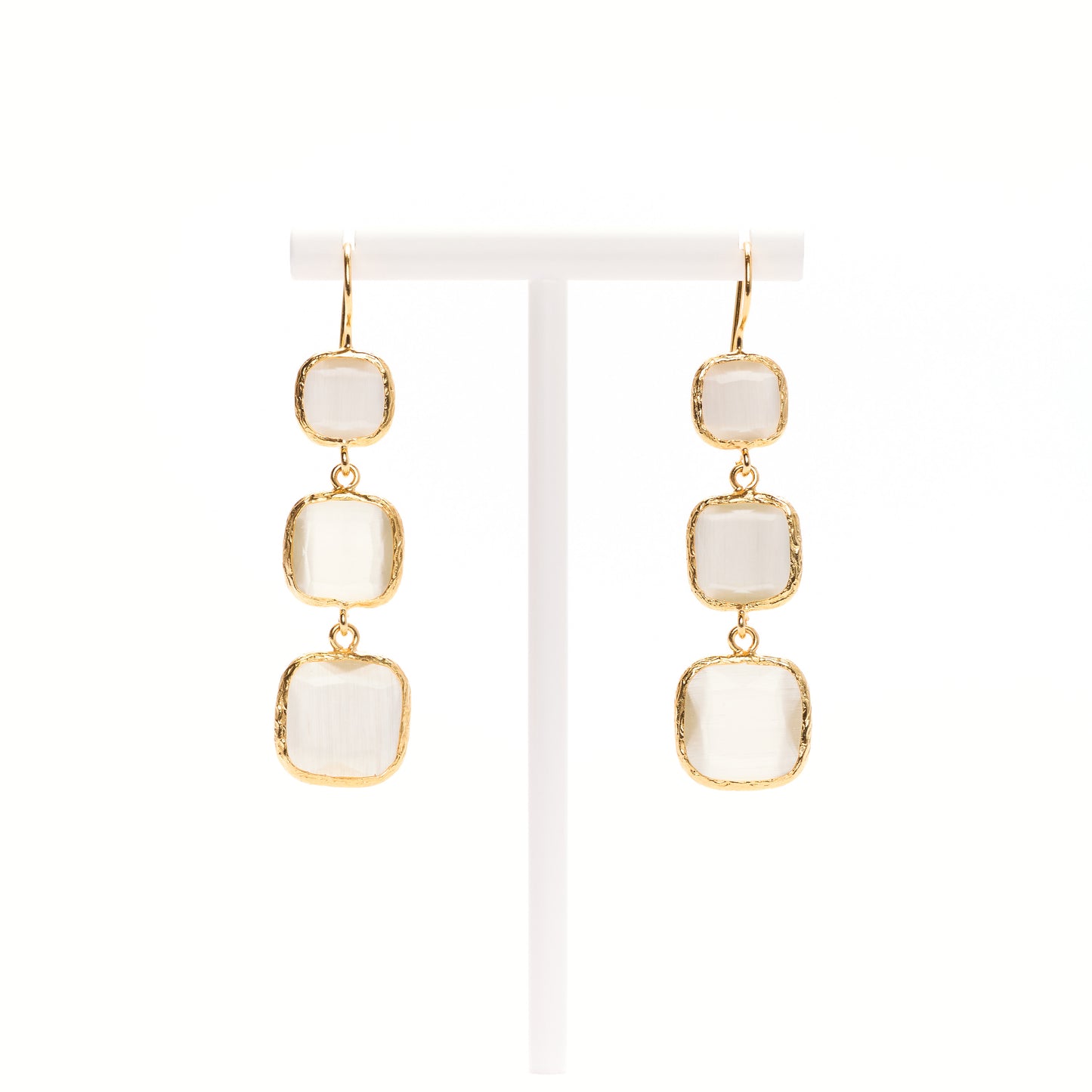 MANALI DESIGN-GERALDINE BREMER WEILL-BOUCLE D’OREILLE-PERCÉES-PENDANTES-CARRÉ LONG-OEIL DE CHAT-BLANC-PLAQUÉ OR FIN-LAITON-TIGE HYPOALLERGÉNIQUE-MARJORIE