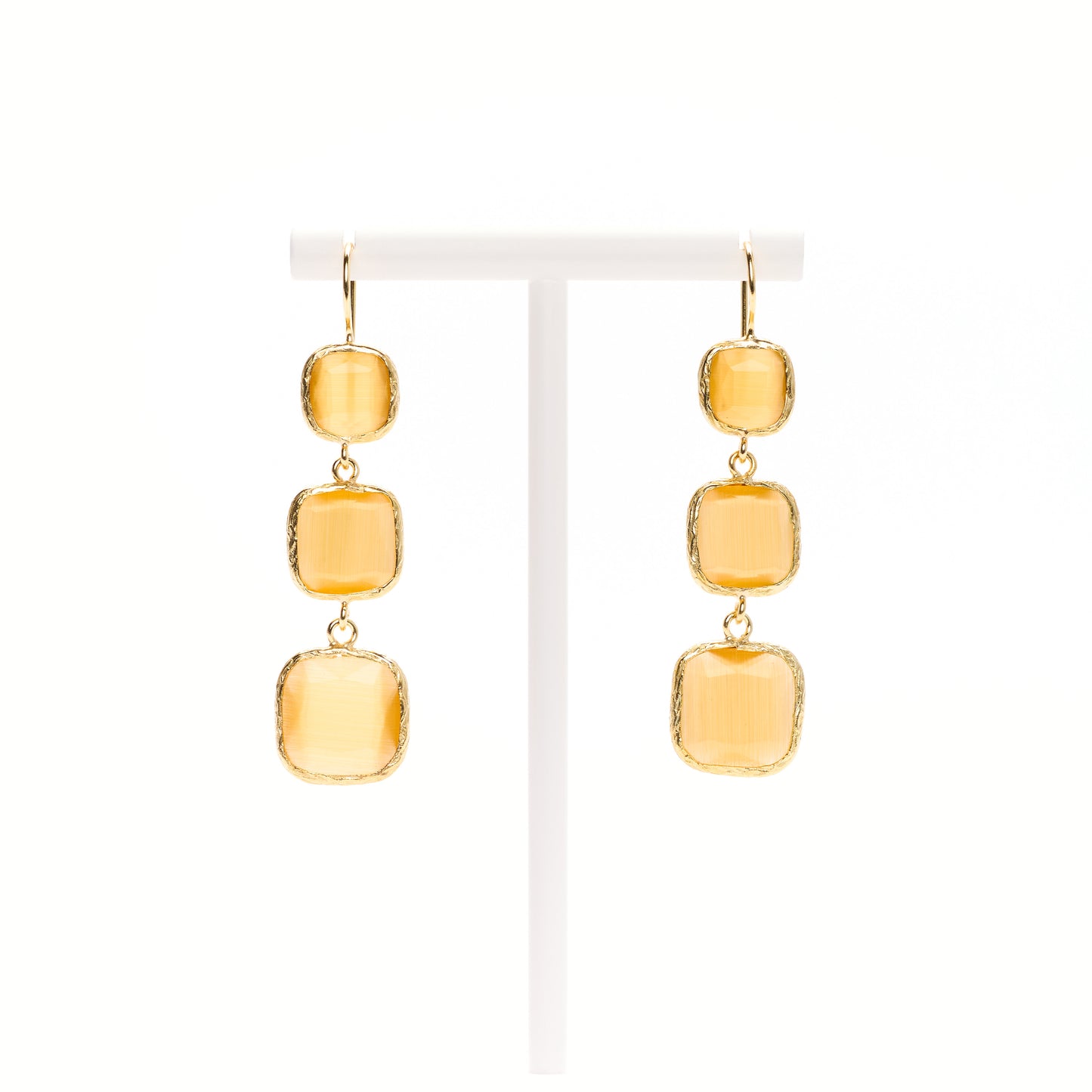 MANALI DESIGN-GERALDINE BREMER WEILL-BOUCLE D’OREILLE-PERCÉES-PENDANTES-CARRÉ LONG-OEIL DE CHAT-JAUNE-PLAQUÉ OR FIN-LAITON-TIGE HYPOALLERGÉNIQUE-MARJORIE