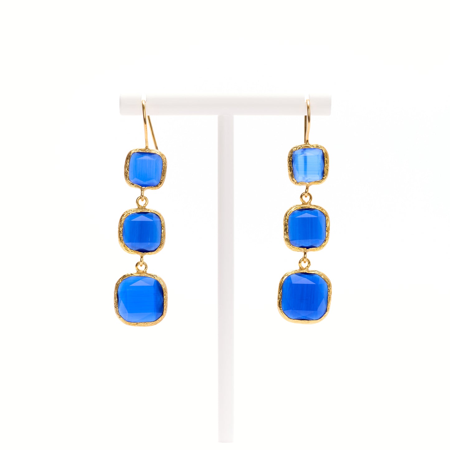 MANALI DESIGN-GERALDINE BREMER WEILL-BOUCLE D’OREILLE-PERCÉES-PENDANTES-CARRÉ LONG-OEIL DE CHAT-BLEU MARINE-PLAQUÉ OR FIN-LAITON-TIGE HYPOALLERGÉNIQUE-MARJORIE