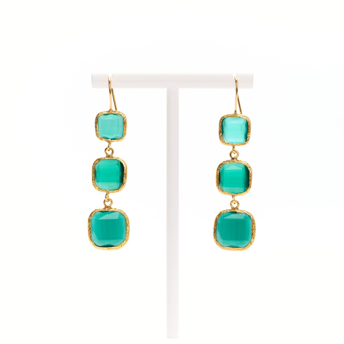 MANALI DESIGN-GERALDINE BREMER WEILL-BOUCLE D’OREILLE-PERCÉES-PENDANTES-CARRÉ LONG-OEIL DE CHAT-VERT ÉMERAUDE-PLAQUÉ OR FIN-LAITON-TIGE HYPOALLERGÉNIQUE-MARJORIE