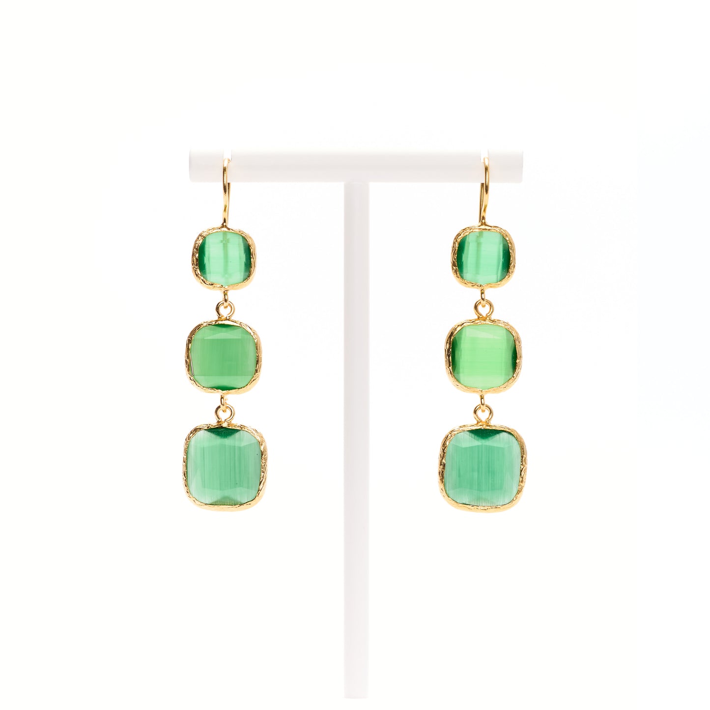 MANALI DESIGN-GERALDINE BREMER WEILL-BOUCLE D’OREILLE-PERCÉES-PENDANTES-CARRÉ LONG-OEIL DE CHAT-VERT-PLAQUÉ OR FIN-LAITON-TIGE HYPOALLERGÉNIQUE-MARJORIE