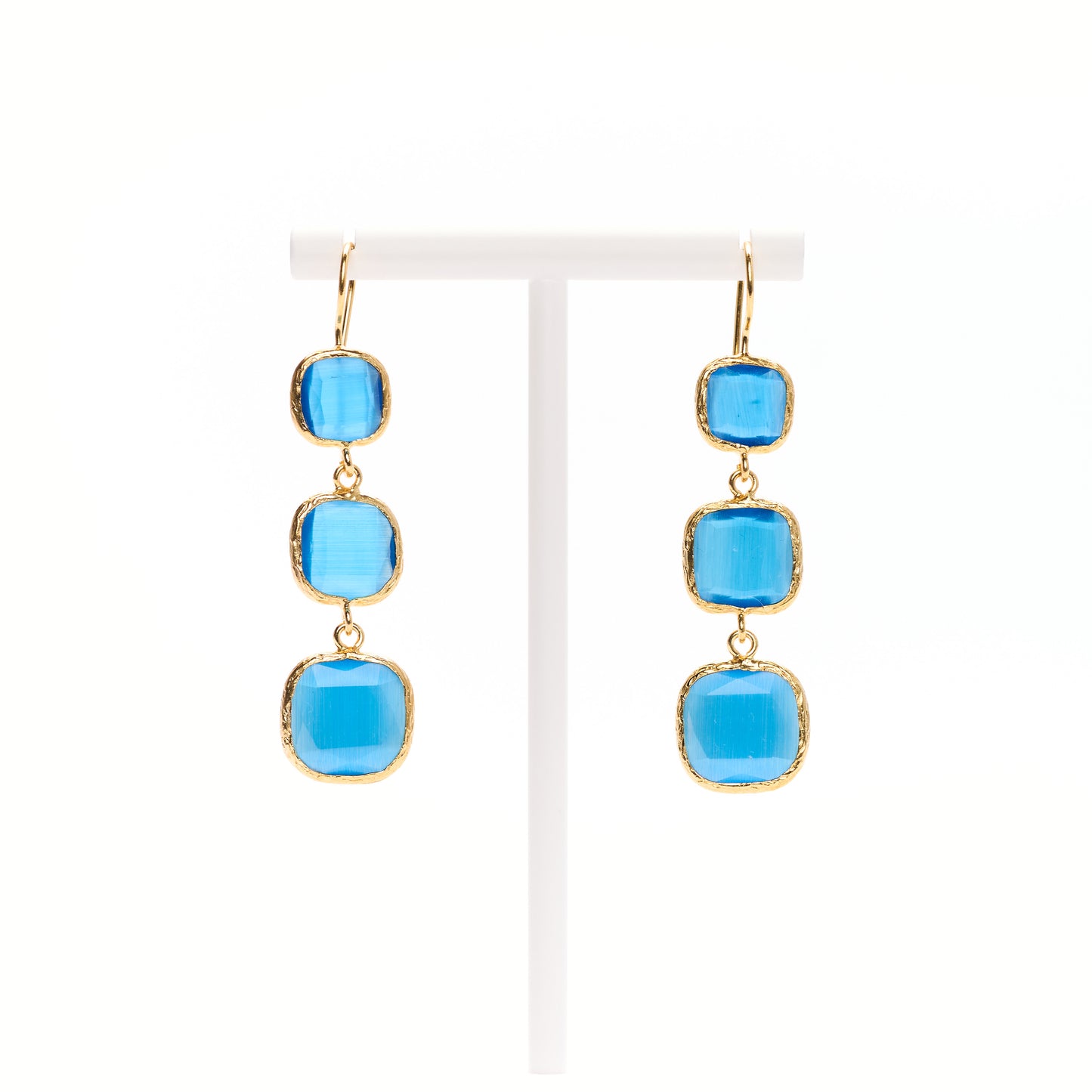 MANALI DESIGN-GERALDINE BREMER WEILL-BOUCLE D’OREILLE-PERCÉES-PENDANTES-CARRÉ LONG-OEIL DE CHAT-BLEU-PLAQUÉ OR FIN-LAITON-TIGE HYPOALLERGÉNIQUE-MARJORIE