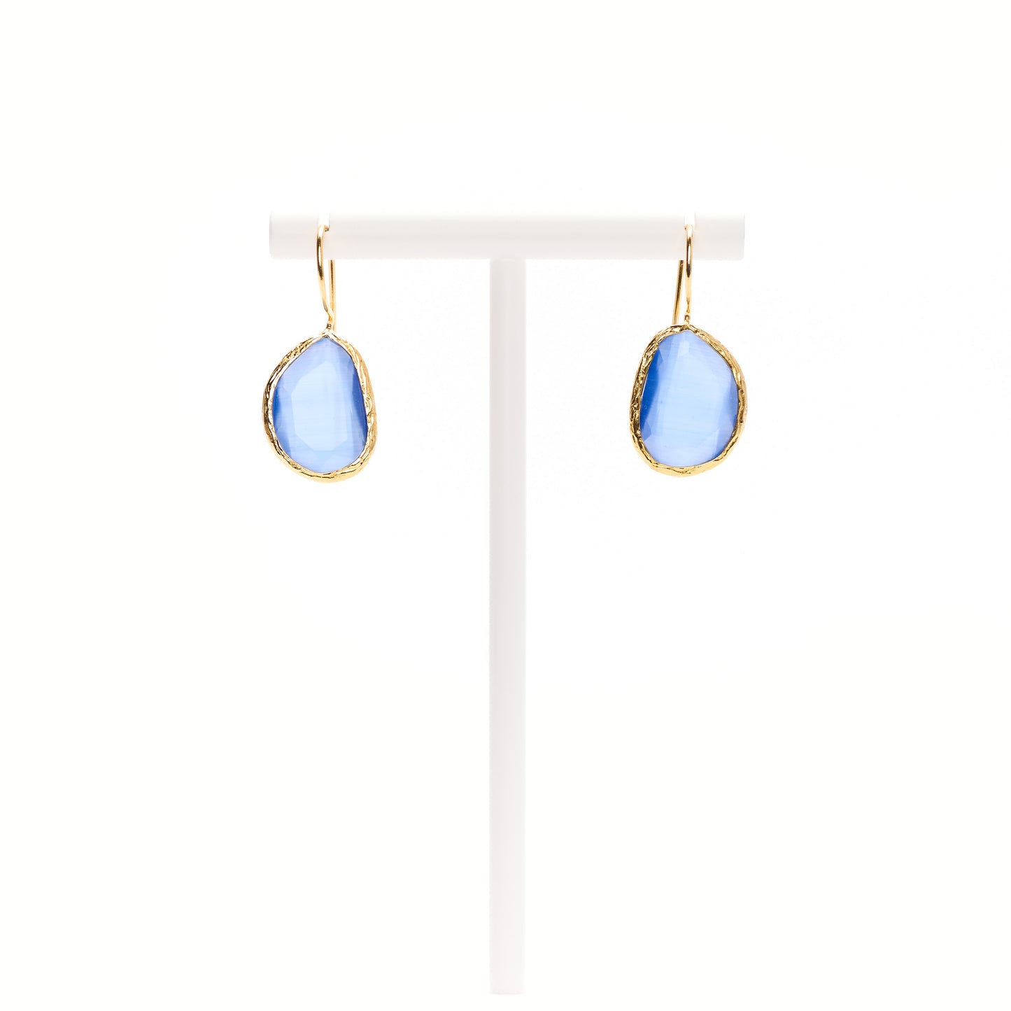 MANALI DESIGN-GERALDINE BREMER WEILL-BOUCLES D'OREILLE-PERCÉES-LAITON PLAQUÉ OR-OEIL DE CHAT-TIGE HYPOALLERGÉNIQUE-BLEU-MAUD