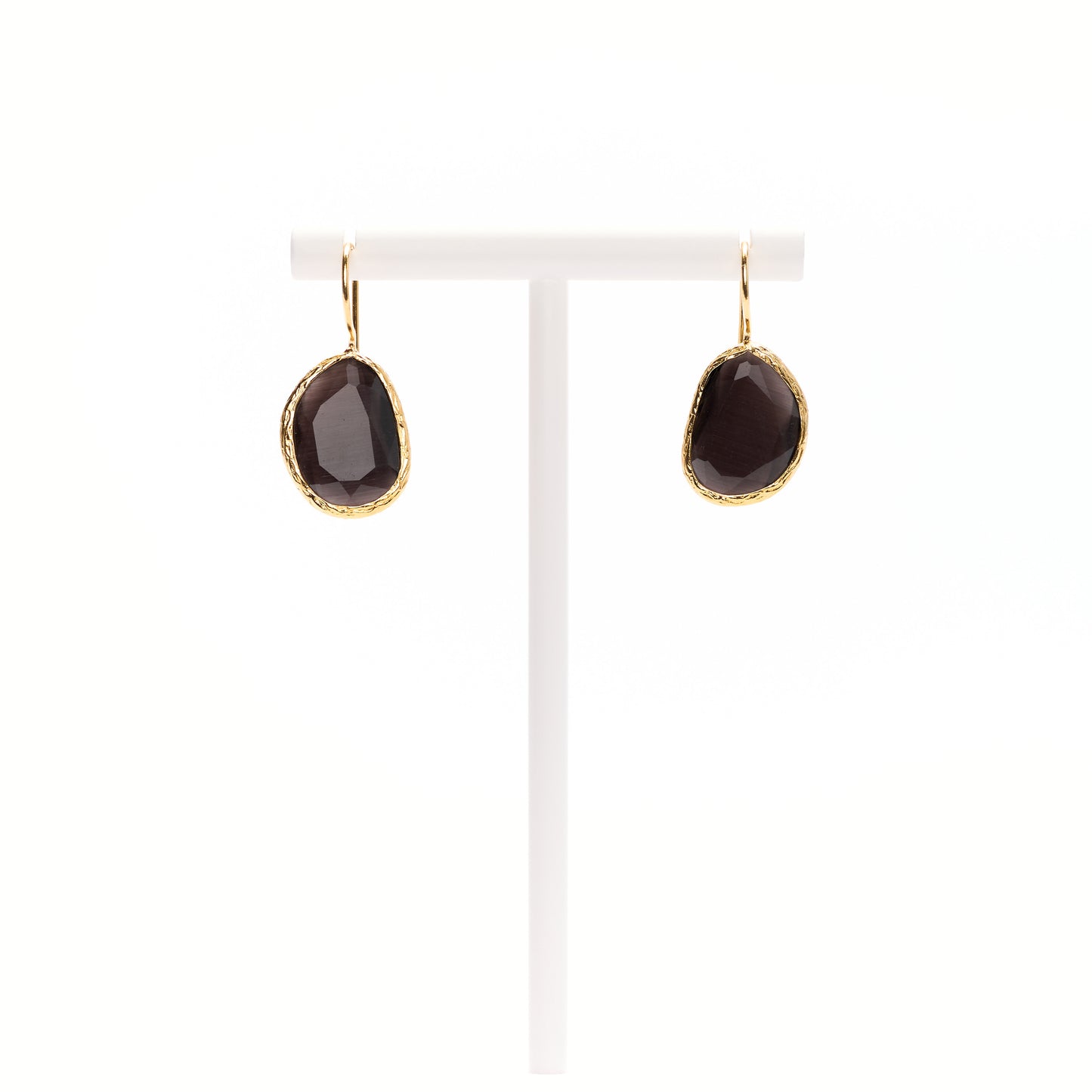 MANALI DESIGN-GERALDINE BREMER WEILL-BOUCLES D'OREILLE-PERCÉES-LAITON PLAQUÉ OR-OEIL DE CHAT-TIGE HYPOALLERGÉNIQUE-NOIR-MAUD