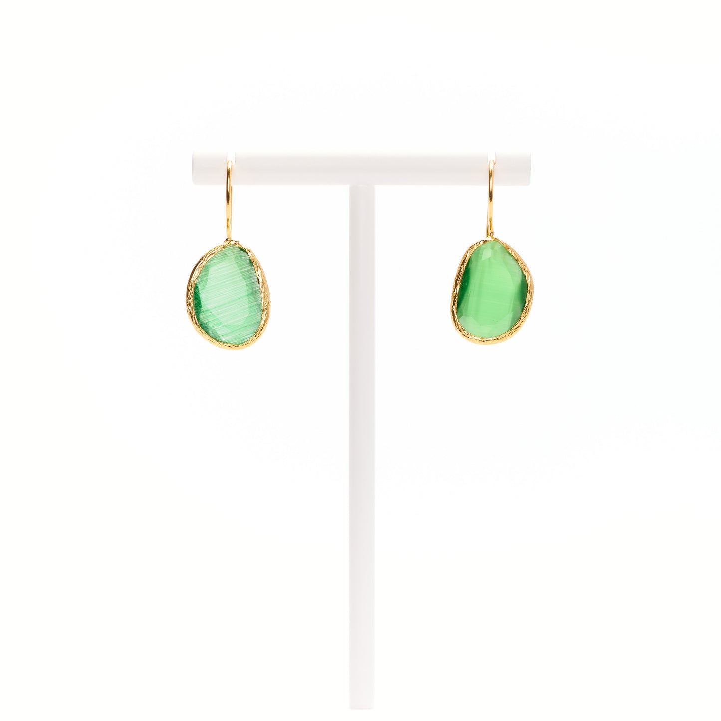 MANALI DESIGN-GERALDINE BREMER WEILL-BOUCLES D'OREILLE-PERCÉES-LAITON PLAQUÉ OR-OEIL DE CHAT-TIGE HYPOALLERGÉNIQUE-VERT ÉMERAUDE-MAUD