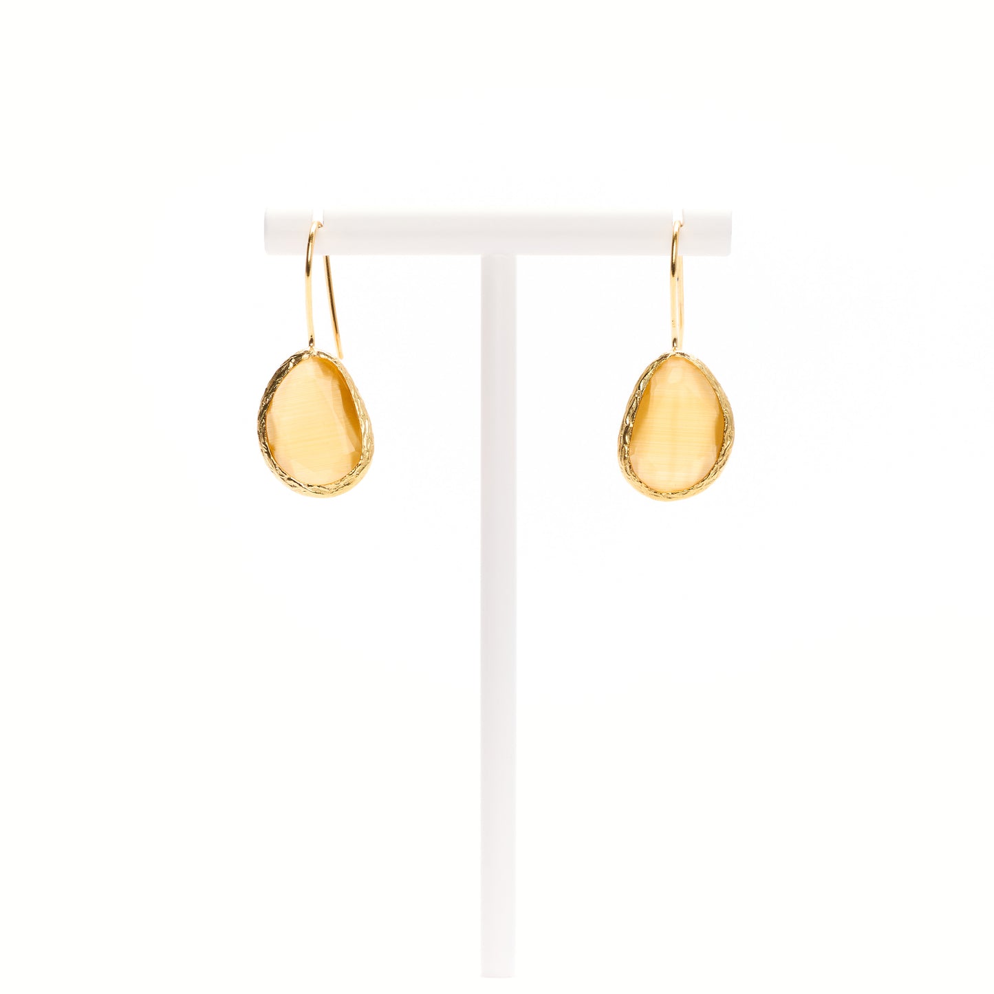 MANALI DESIGN-GERALDINE BREMER WEILL-BOUCLES D'OREILLE-PERCÉES-LAITON PLAQUÉ OR-OEIL DE CHAT-TIGE HYPOALLERGÉNIQUE-JAUNE-MAUD