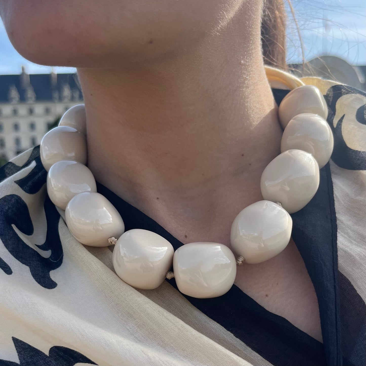 MANALI DESIGN-GERALDINE BREMER WEILL-COLLIER-RÉSINE-ECRU-SHIRLEY