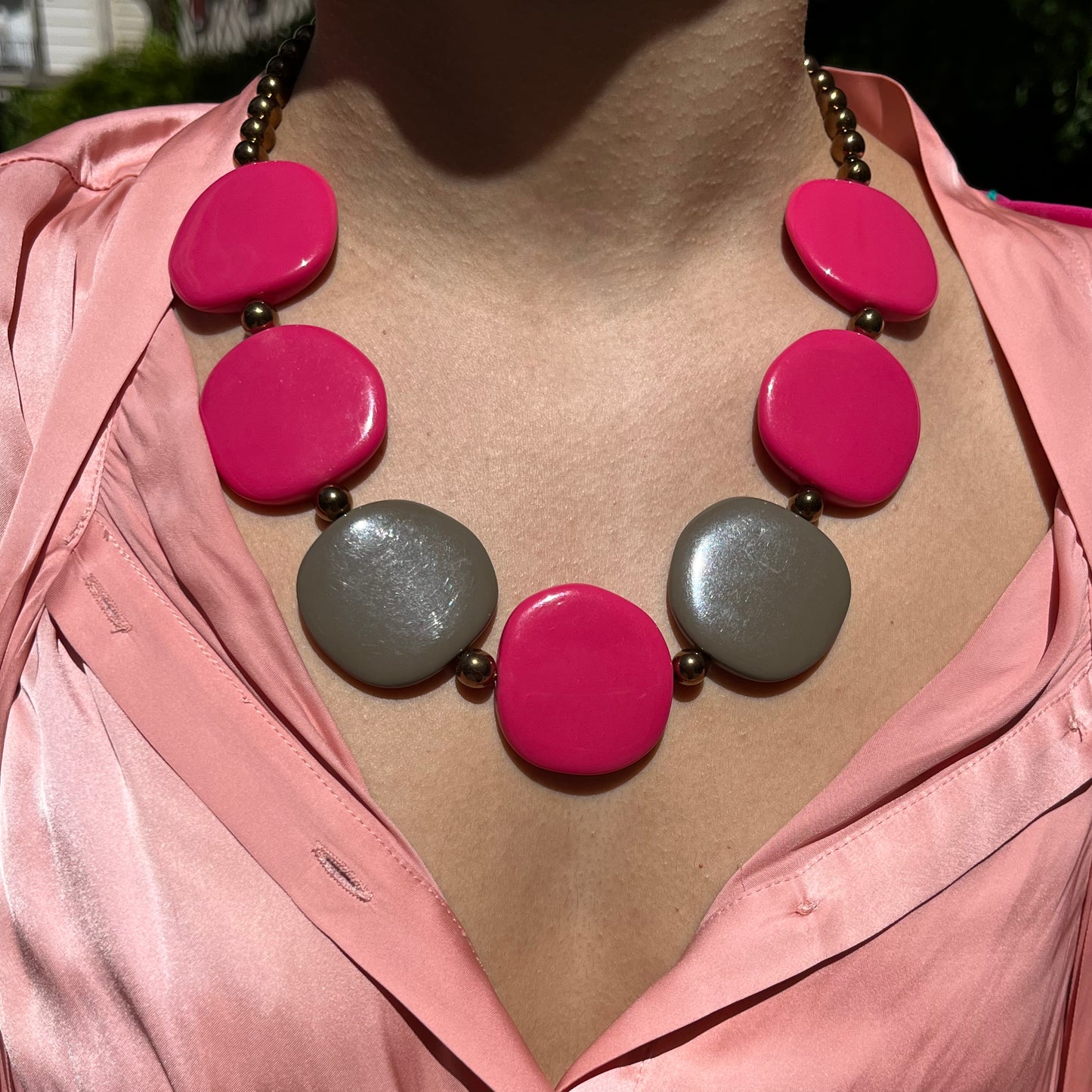 MANALI DESIGN-GERALDINE BREMER WEILL-COLLIER-SAUTOIR-GALETS-RÉSINE-LAITON-PLAQUÉ OR-GRIS-FUSCHIA-MAGNOLIA