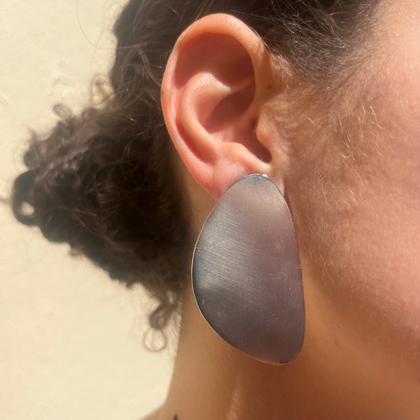MANALI DESIGN-GERALDINE BREMER WEILL-BOUCLES D'OREILLES-CLIPS-LAITON-PLAQUÉ ARGENT-CLIPS HYPOALLERGÉNIQUES-ARGENT-TAÏNAM