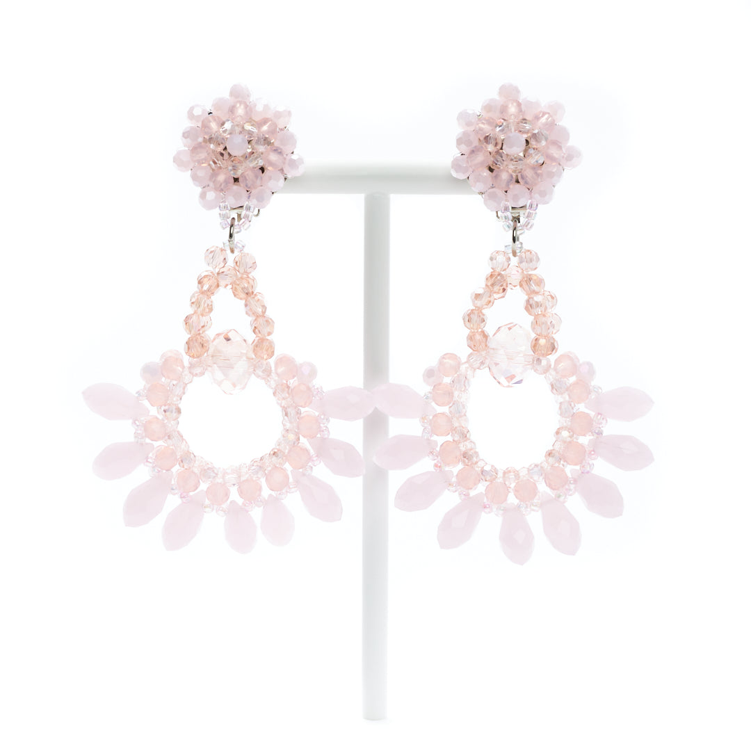 MANALI DESIGN-GERALDINE BREMER WEILL-BOUCLE D’OREILLE-CLIPS-PENDANTES-ROSE PÂLE-CRYSTAL-PERLES DE VERRE-CLIPS HYPOALLERGÉNIQUE-VANINA