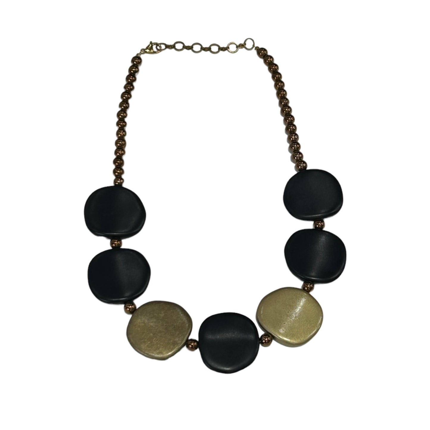 MANALI DESIGN-GERALDINE BREMER WEILL-COLLIER-SAUTOIR-GALETS-RÉSINE-LAITON-PLAQUÉ OR-NOIR MAT-OR-MAGNOLIA