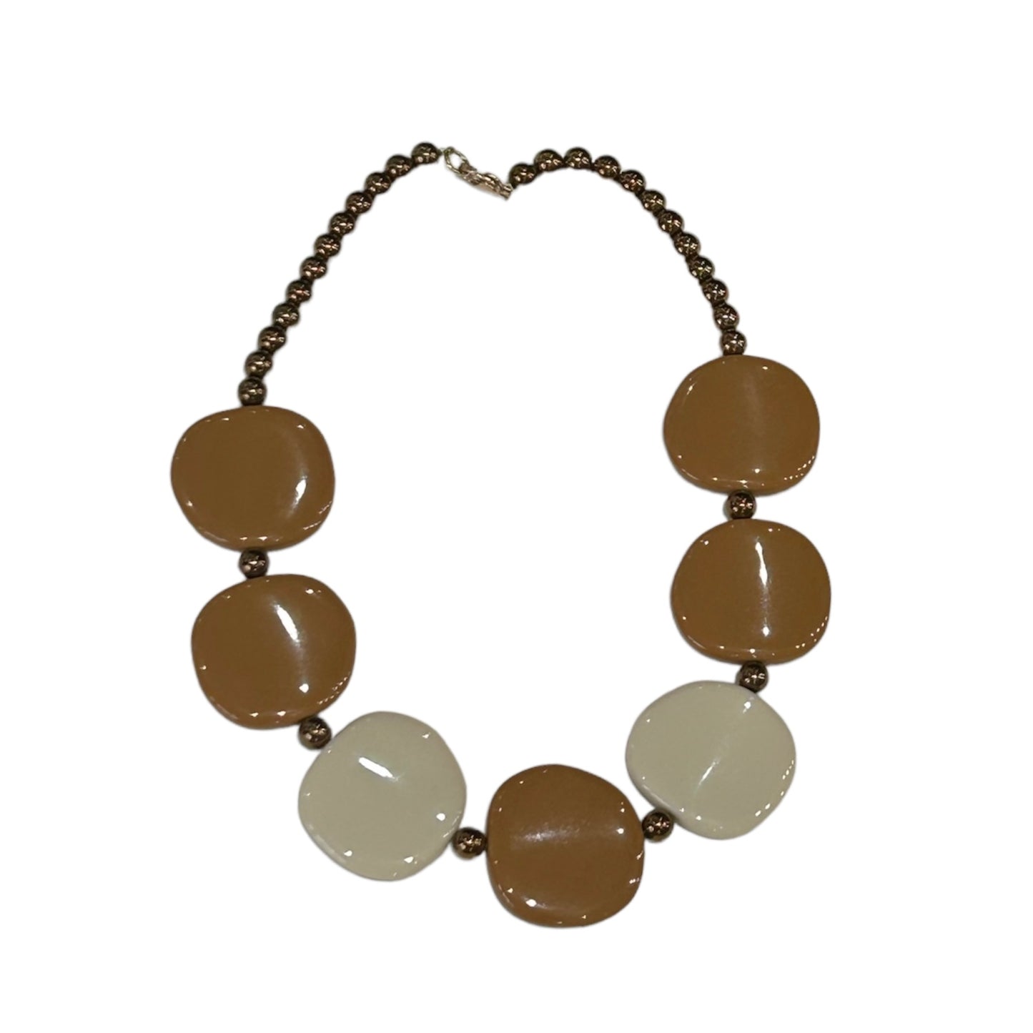 MANALI DESIGN-GERALDINE BREMER WEILL-COLLIER-SAUTOIR-GALETS-RÉSINE-LAITON-PLAQUÉ OR-BLANC ECRU-CAMEL-MAGNOLIA