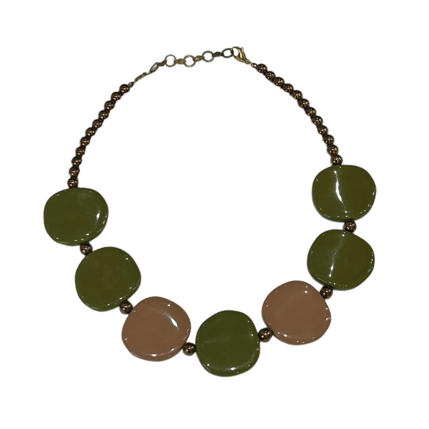 MANALI DESIGN-GERALDINE BREMER WEILL-COLLIER-SAUTOIR-GALETS-RÉSINE-LAITON-PLAQUÉ OR-VERT-MARRON-MAGNOLIA