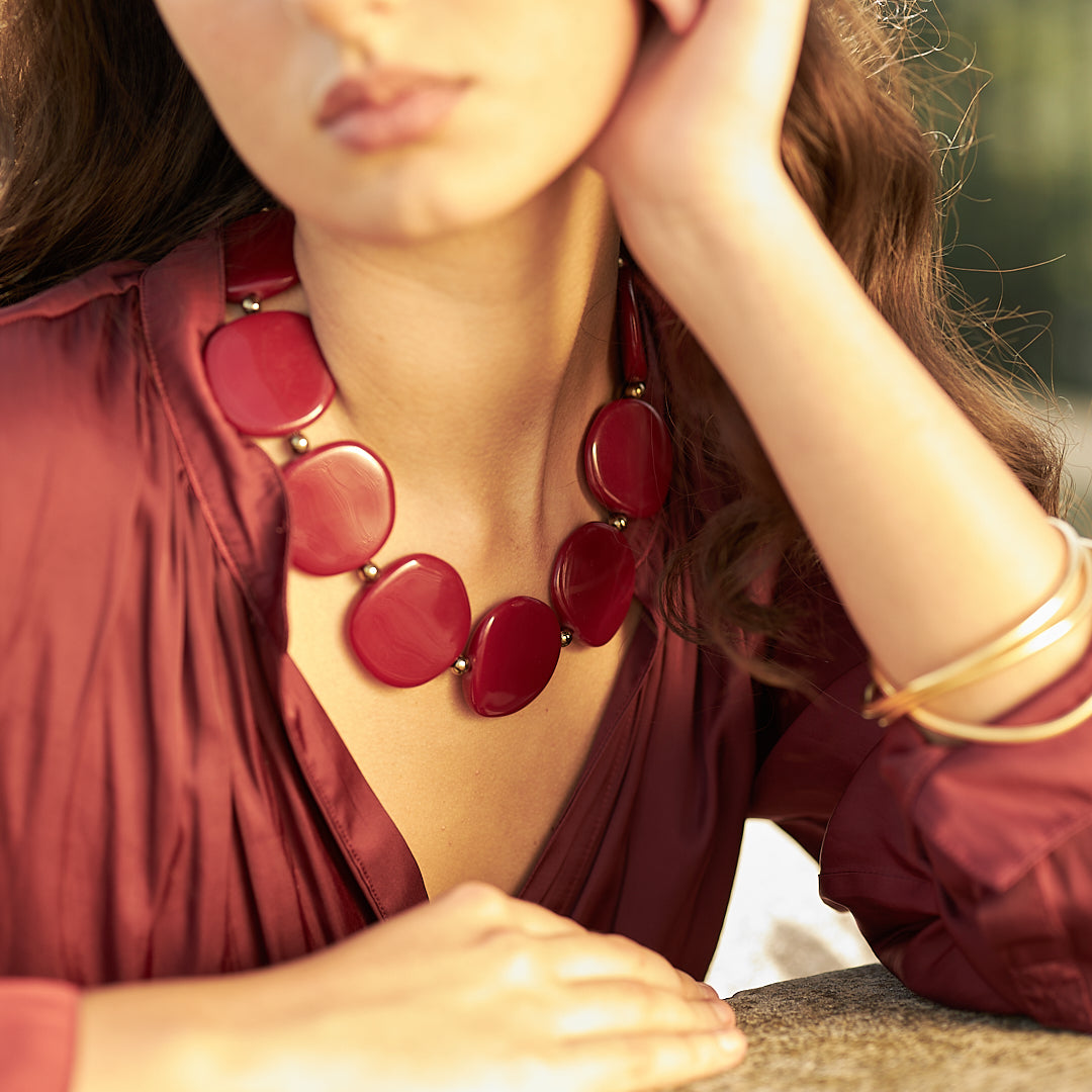MANALI DESIGN-GERALDINE BREMER WEILL-COLLIER-SAUTOIR-GALETS-RÉSINE-LAITON-PLAQUÉ OR-BORDEAU-MAGNOLIA
