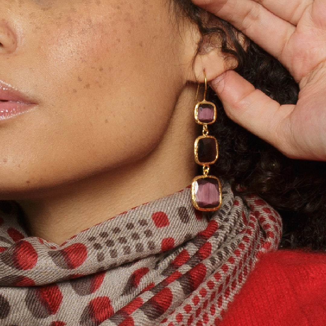 MANALI DESIGN-GERALDINE BREMER WEILL-BOUCLE D’OREILLE-PERCÉES-PENDANTES-CARRÉ LONG-OEIL DE CHAT-PRUNE-PLAQUÉ OR FIN-LAITON-TIGE HYPOALLERGÉNIQUE-MARJORIE