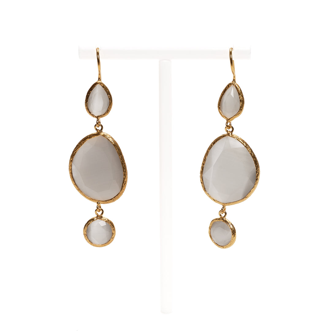 MANALI DESIGN-GERALDINE BREMER WEILL-BOUCLE D’OREILLE-PERCÉES-PENDANTES-GOUTTE-OEIL DE CHAT-BLANC-PLAQUÉ OR FIN-LAITON-TIGE HYPOALLERGÉNIQUE-MARIELLA