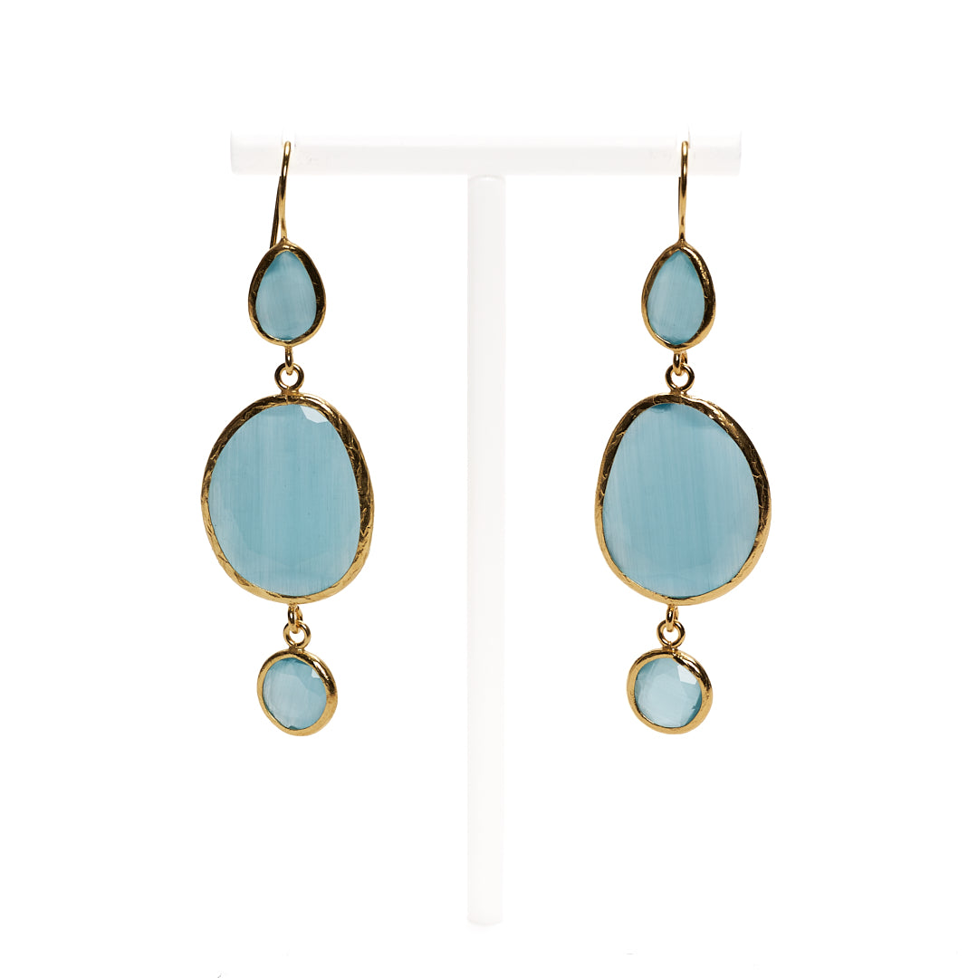 MANALI DESIGN-GERALDINE BREMER WEILL-BOUCLE D’OREILLE-PERCÉES-PENDANTES-GOUTTE-OEIL DE CHAT-BLEU CIEL-PLAQUÉ OR FIN-LAITON-TIGE HYPOALLERGÉNIQUE-MARIELLA