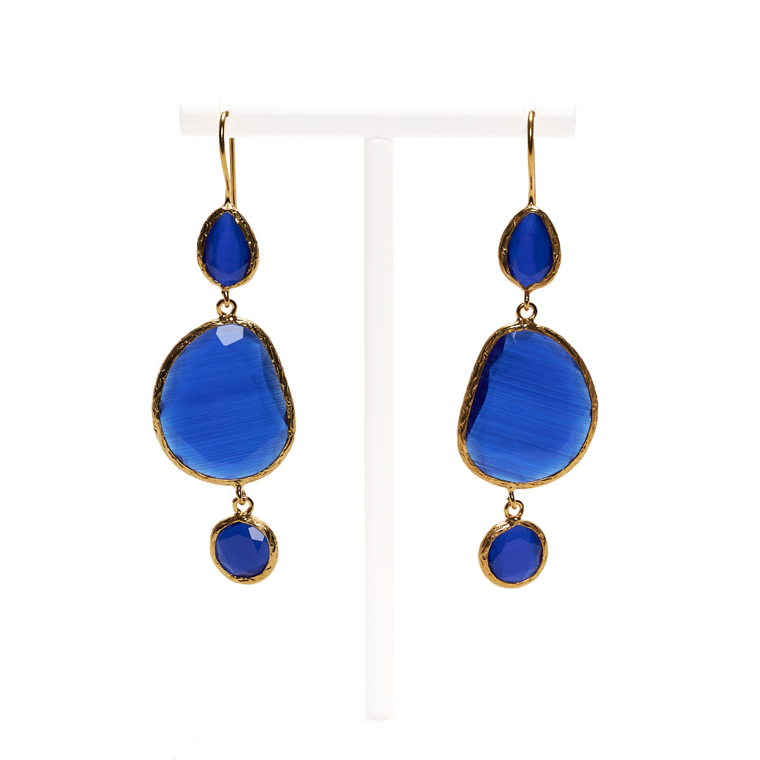 MANALI DESIGN-GERALDINE BREMER WEILL-BOUCLE D’OREILLE-PERCÉES-PENDANTES-GOUTTE-OEIL DE CHAT-BLEU MARINE-PLAQUÉ OR FIN-LAITON-TIGE HYPOALLERGÉNIQUE-MARIELLA