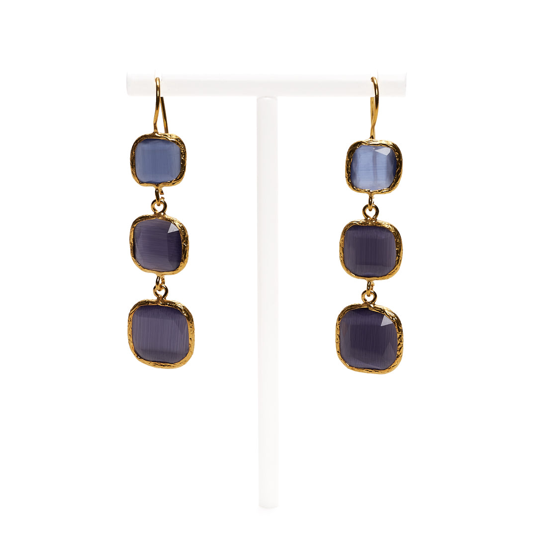 MANALI DESIGN-GERALDINE BREMER WEILL-BOUCLE D’OREILLE-PERCÉES-PENDANTES-CARRÉ LONG-OEIL DE CHAT-AMÉTHYSTE-PLAQUÉ OR FIN-LAITON-TIGE HYPOALLERGÉNIQUE-MARJORIE