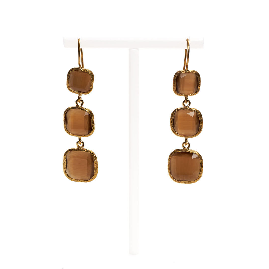 MANALI DESIGN-GERALDINE BREMER WEILL-BOUCLE D’OREILLE-PERCÉES-PENDANTES-CARRÉ LONG-OEIL DE CHAT-BRONZE-PLAQUÉ OR FIN-LAITON-TIGE HYPOALLERGÉNIQUE-MARJORIE