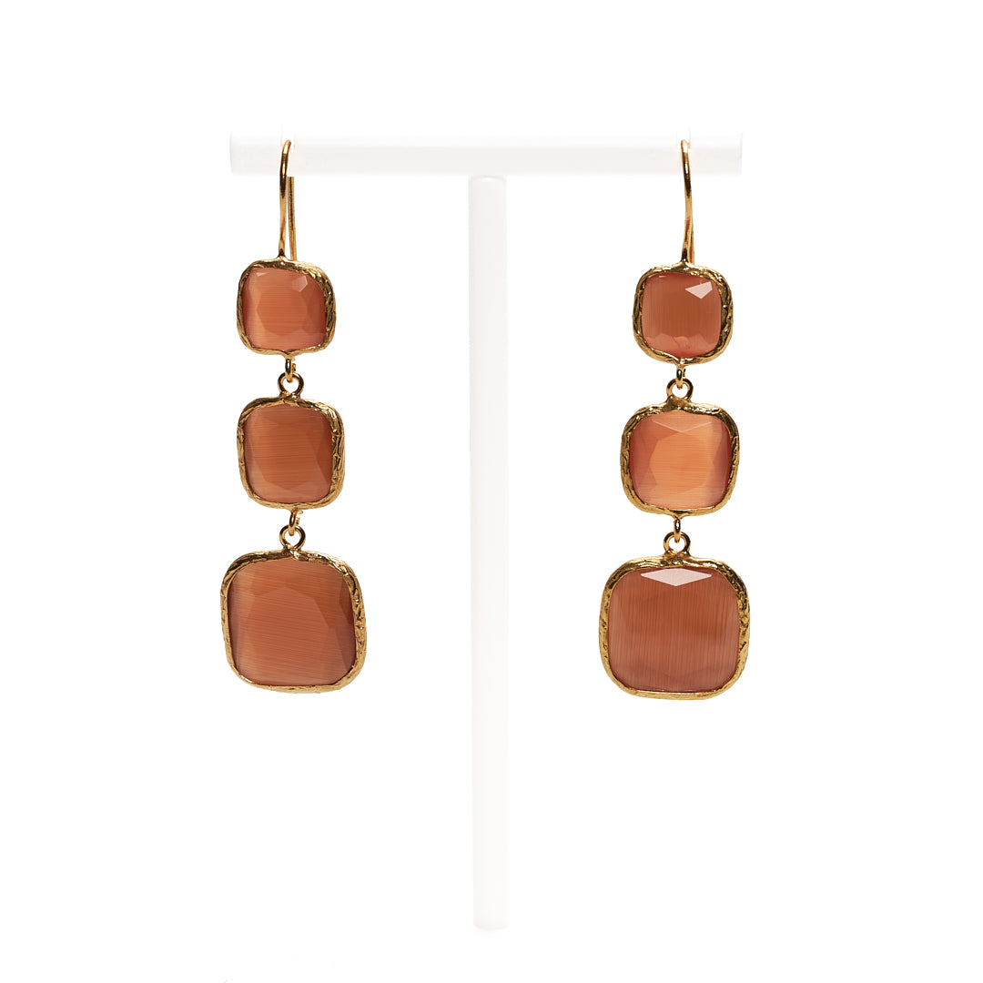 MANALI DESIGN-GERALDINE BREMER WEILL-BOUCLE D’OREILLE-PERCÉES-PENDANTES-CARRÉ LONG-OEIL DE CHAT-MANDARINE-PLAQUÉ OR FIN-LAITON-TIGE HYPOALLERGÉNIQUE-MARJORIE