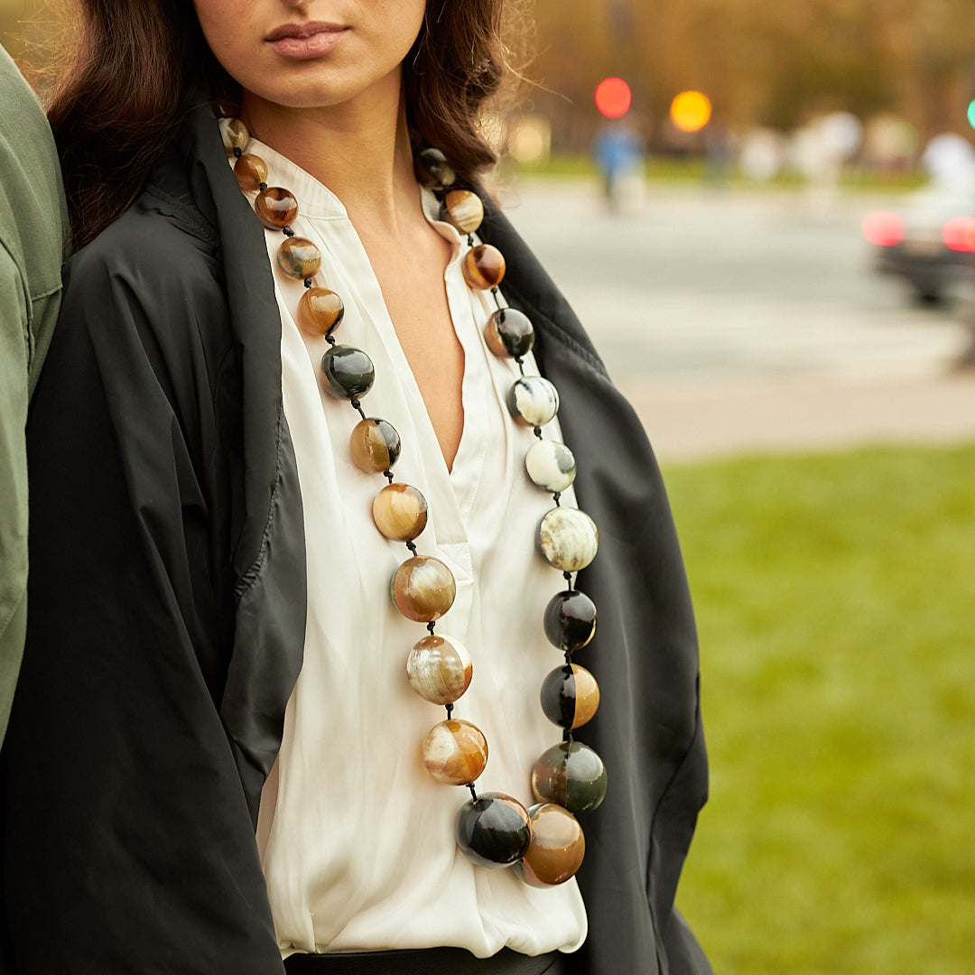 MANALI DESIGN-GERALDINE BREMER WEILL-SAUTOIR-BOULE-DÉGRADÉ DE BRUN-CORNE-CORDON COTON HUILÉ-SHAHYNA