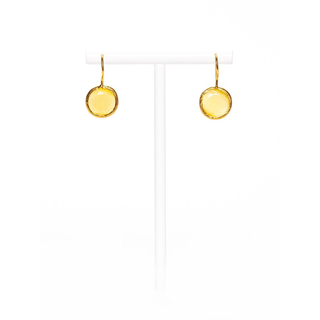 MANALI DESIGN-GERALDINE BREMER WEILL-BOUCLE D’OREILLE-PERCÉES-PENDANTES-SMALL ROND-OEIL DE CHAT-JAUNE-PLAQUÉ OR FIN-LAITON-TIGE HYPOALLERGÉNIQUE-MARNIE