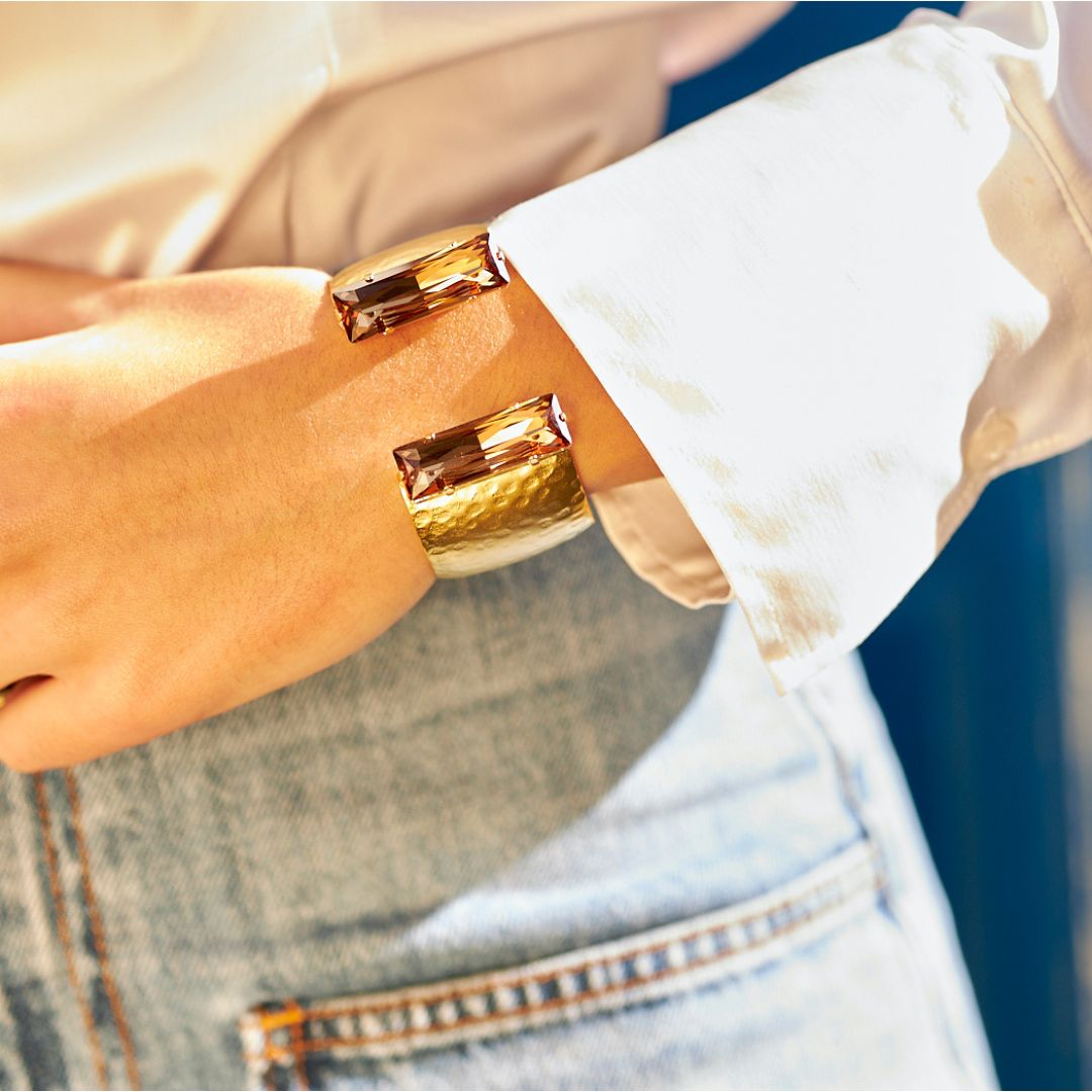 MANALI DESIGN-GERALDINE BREMER WEILL-BRACELET-MANCHETTE-QUARTZ FUMÉ-BAGUETTE STRASS SWAROVSKI-PLAQUÉ OR MARTELÉ-FRANCESS