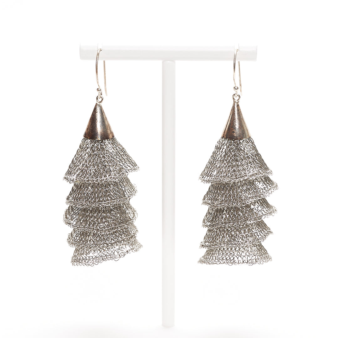 MANALI DESIGN-GERALDINE BREMER WEILL-BOUCLE D’OREILLE-PERCÉES-PENDANTES-PAGODES-ARTISANAT-ARGENT-LAITON TISSÉ-PLAQUÉE ARGENT-TIGE HYPOALLERGÉNIQUE-STELLA