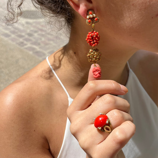 MANALI DESIGN-GERALDINE BREMER WEILL-BOUCLES D’OREILLES-PERCEES-RESINE-PERLES-PLAQUE OR-CORAIL-OR-OLYMPE