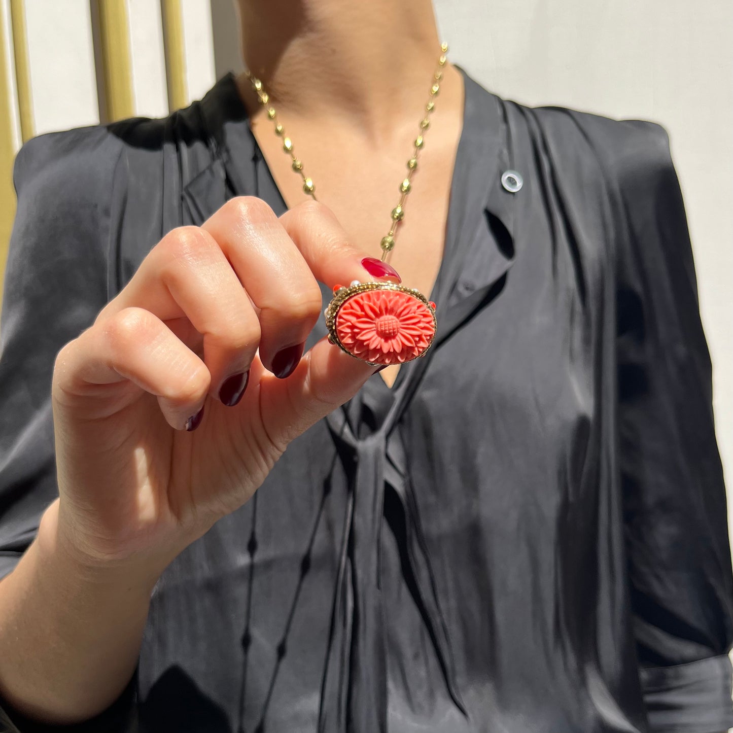 MANALI DESIGN-GERALDINE BREMER WEILL-COLLIER-SAUTOIRS-LAITON-RÉSINE-PLAQUÉ OR-CORAIL-VIOLENE