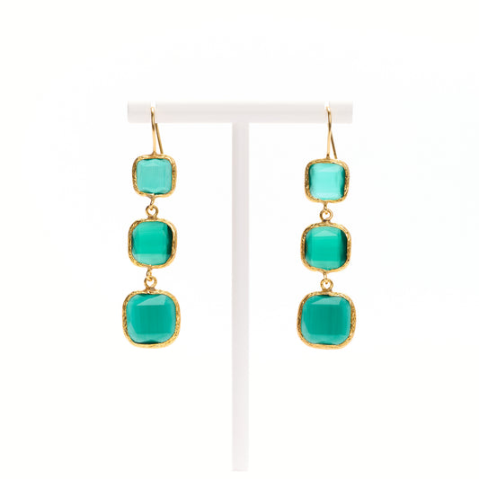 MANALI DESIGN-GERALDINE BREMER WEILL-BOUCLE D’OREILLE-PERCÉES-PENDANTES-CARRÉ LONG-OEIL DE CHAT-VERT ÉMERAUDE-PLAQUÉ OR FIN-LAITON-TIGE HYPOALLERGÉNIQUE-MARJORIE