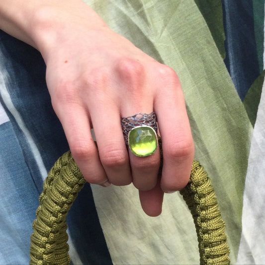 MANALI DESIGN-GERALDINE BREMER-BAGUE-AJUSTABLE-CISELÉE RÉSINE- MARTELÉE-ARGENT
